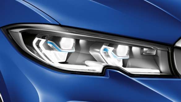 BMW 3er Limousine, BMW Laserlicht. G20 Seitliche Nahaufnahme des linken Frontscheinwerfers mit BMW Laserlicht. G20