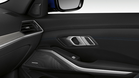 BMW 3er Limousine, Harman Kardon Surround Sound System Nahaufnahme der inneren Beifahrertür beleuchtetem mit eingebautem Lautsprecher des Harman Kardon Surround Sound Systems.