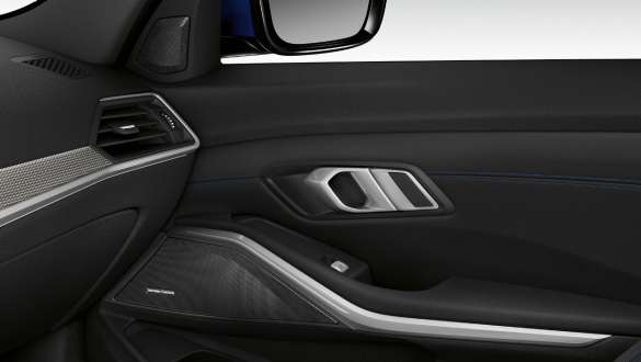 BMW 3er Limousine, Harman Kardon Surround Sound System. G20 Nahaufnahme der inneren Beifahrertür beleuchtetem mit eingebautem Lautsprecher des Harman Kardon Surround Sound Systems. G20