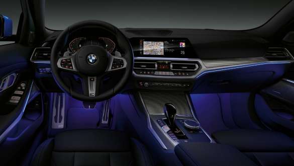 BMW 3er Limousine, Ambientes Licht Frontaufnahme des fahrerseitigen Cockpits der BMW 3er Limousine mit blau beleuchtetem Fussraum durch ambientes Licht.