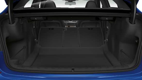 BMW 3er Limousine, Durchladesystem Nahaufnahme des geöffnetem Kofferraums mit halb umgeklappter Rücksitzreihe.