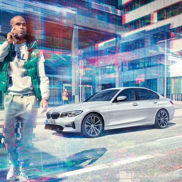 Seitenansicht BMW 3er Limousine BMW 330e BMW 3er Limousine BMW 330e G20 Glaciersilber metallic Seitenansicht bei Fahrt