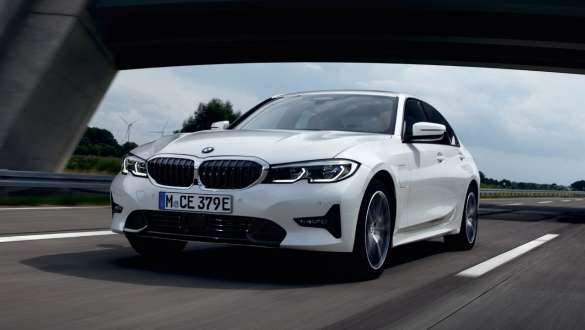 Plug-in-Hybrid BMW 3er Limousine 2021 G20 Dreiviertel-Frontansicht fahrend Plug-in-Hybrid BMW 3er Limousine 2021 G20 Dreiviertel-Frontansicht fahrend auf der Straße
