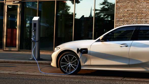 Plug-in-Hybrid BMW 3er Limousine 2021 G20 Seitenansicht Plug-in-Hybrid BMW 3er Limousine 2021 G20 Seitenansicht an Ladestation