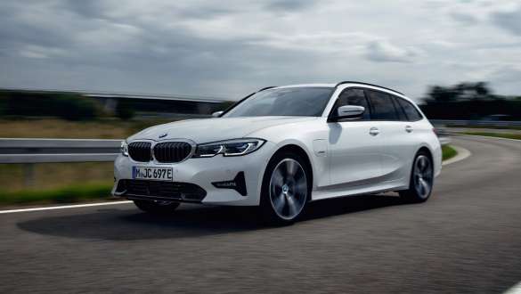 Plug-in-Hybrid BMW 3er Touring 2021 G21 Dreiviertel-Frontansicht fahrend Plug-in-Hybrid BMW 3er Touring 2021 G21 Dreiviertel-Frontansicht fahrend auf Straße