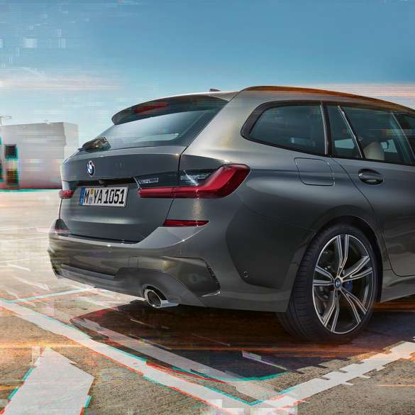 BMW 3er Touring, Dreiviertel-Heckaufnahme auf Parkplatz G21 BMW 3er Touring, Dreiviertel-Heckaufnahme auf Parkplatz in urbaner Umgebung G21