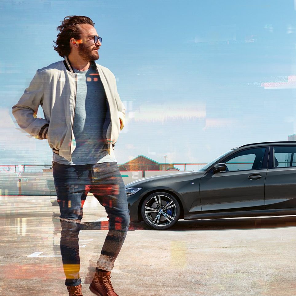 BMW 3er Touring, seitliche Aufnahme Design G21 BMW 3er Touring, seitliche Aufnahme auf Parkdeck vor urbaner Kulisse G21
