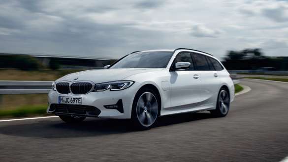 Plug-in-Hybrid BMW 3er Touring 2021 G21 Dreiviertel-Frontansicht fahrend Plug-in-Hybrid BMW 3er Touring 2021 G21 Dreiviertel-Frontansicht fahrend auf Straße