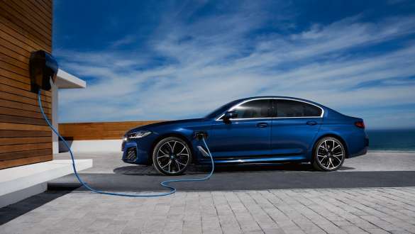 BMW 5er Limousine Plug-in-Hybrid 2021 G30 Seitenansicht BMW 5er Limousine Plug-in-Hybrid 2021 G30 Seitenansicht an BMW Wallbox