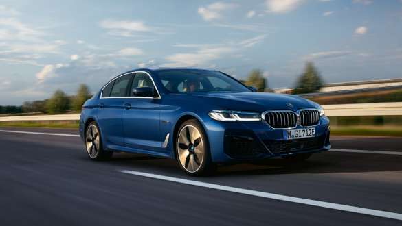 BMW 5er Limousine Plug-in-Hybrid 2021 G30 Dreiviertel-Frontansicht fahrend BMW 5er Limousine Plug-in-Hybrid 2021 G30 Dreiviertel-Frontansicht fahrend auf Straße