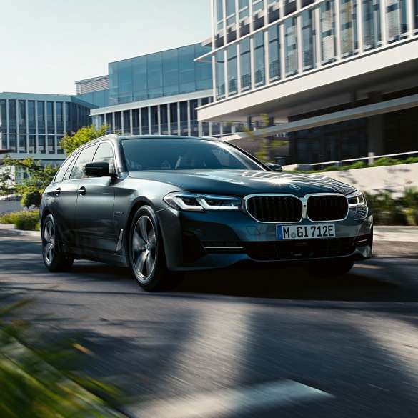 BMW 5er Touring G31 Exterieur BMW 5er Touring G31 Facelift 2020 Sophistograu Dreiviertel-Frontansicht fahrend in Stadt