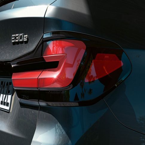 Rückleuchten in 3-D-Form BMW 5er Touring G31 Rückleuchten in 3-D-Form BMW 5er Touring G31 Facelift 2020 Sophistograu Nahaufnahme Heck
