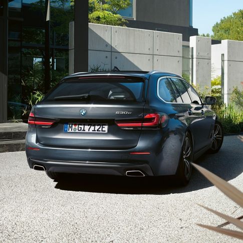 Heckschürze und Freiform-Endrohre BMW 5er Touring G31 Heckschürze und Freiform-Endrohre BMW 5er Touring G31 Facelift 2020 Sophistograu Nahaufnahme Heck