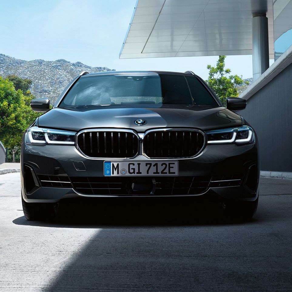 BMW Niere und Frontschürze BMW 5er Touring G31 BMW Niere und Frontschürze BMW 5er Touring G31 Facelift 2020 Sophistograu Nahaufnahme Front