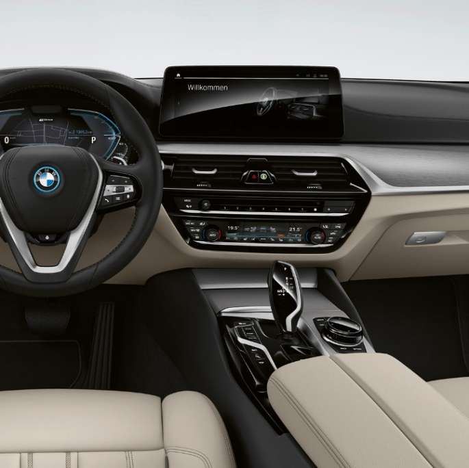 Cockpit BMW 5er Touring G31 Basisausstattung Cockpit BMW 5er Touring 530i G31 2020 Basisausstattung Leder 'Dakota' Elfenbeinweiß Exklusivnaht mit Keder in Kontrast Innenraum