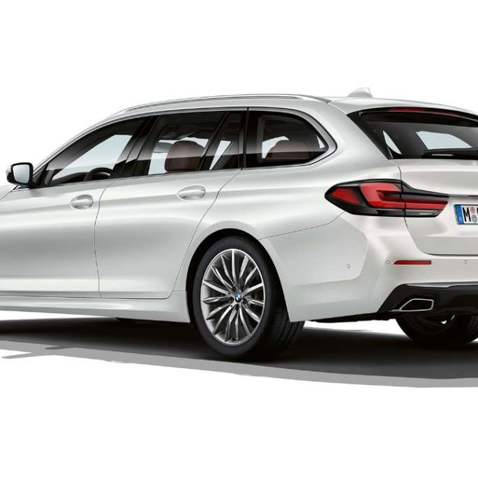 BMW 5er Touring G31 Luxury Line Heck BMW 5er Touring 530i G31 2020 Luxury Line Mineralweiß Dreiviertel-Heckansicht
