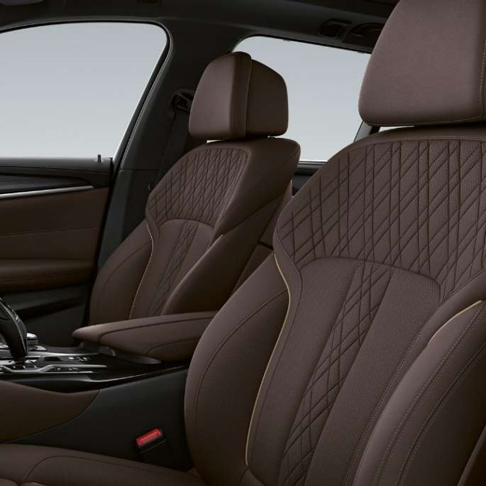 Polsterung BMW 5er Touring G31 Luxury Line Polsterung in Exklusivleder 'Nappa' Mokka Exklusivnaht mit Keder in Kontrast BMW 5er Touring 530i G31 2020 Luxury Line Innenraum