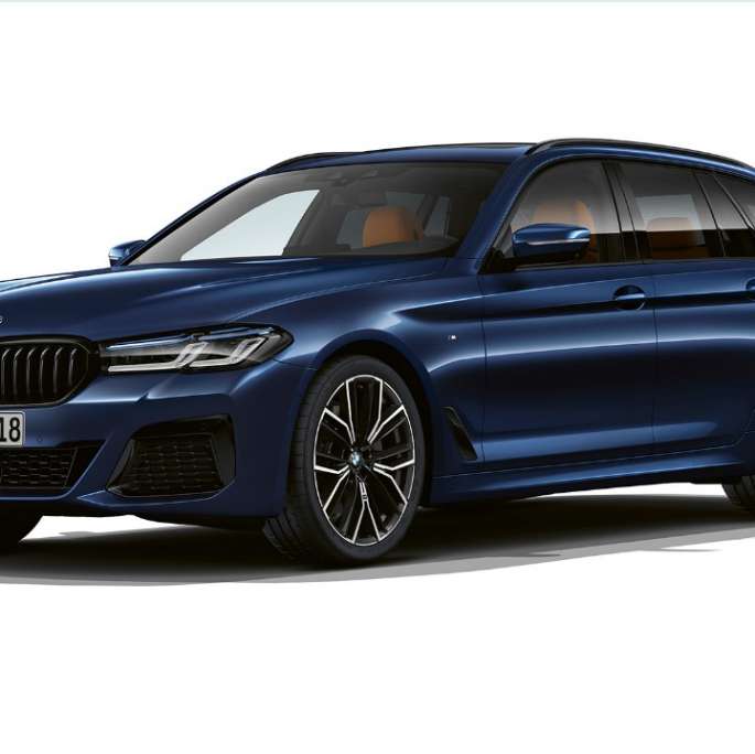 BMW 5er Touring G31 M Sportpaket Front BMW 5er Touring 530e G31 2020 M Sportpaket in Tansanitblau II metallic Dreiviertel-Frontansicht