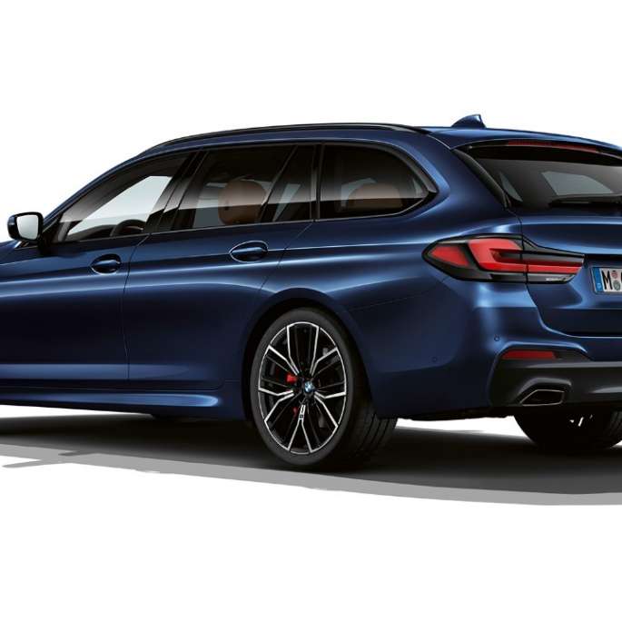 BMW 5er Touring G31 M Sportpaket Heck BMW 5er Touring 530e G31 2020 M Sportpaket in Tansanitblau II metallic Dreiviertel-Heckansicht