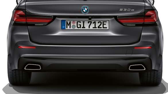Sichtbare trapezförmige Auspuffendrohre BMW 5er Touring G31 Sichtbare trapezförmige Auspuffendrohre BMW 5er Touring G31 Facelift 2020 Nahaufnahme Heck