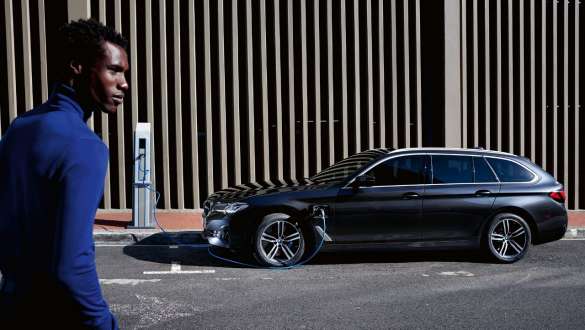 Plug-in-Hybrid BMW 5er Touring 2021 G31 Seitenansicht ladend Plug-in-Hybrid BMW 5er Touring 2021 G31 Seitenansicht ladend mit Model