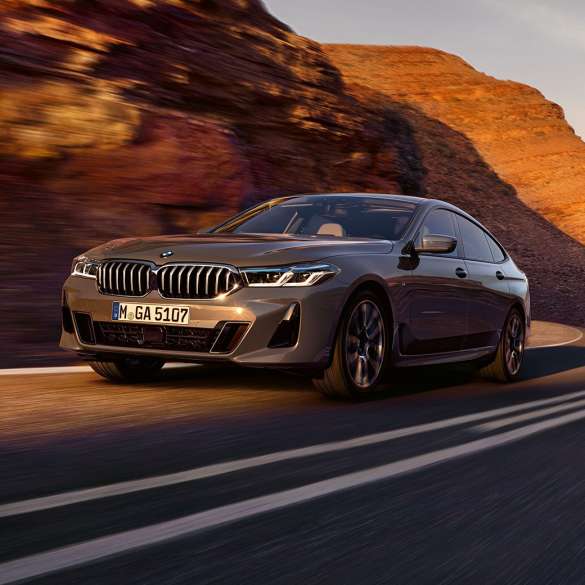 BMW 6er Gran Turismo G32 2020 BMW 6er Gran Turismo 640i xDrive G32 2020 Berninagrau Dreiviertel-Frontansicht fahrend auf Straße vor Landschaft