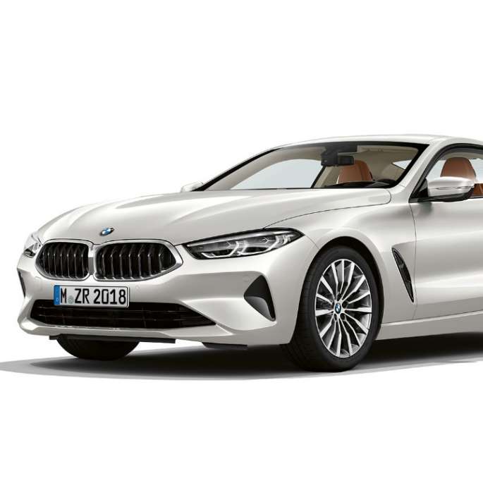 BMW 8er Coupé, Dreiviertel-Frontansicht G15. BMW 8er Coupé, Mineralweiß metallic, Dreiviertel-Frontansicht G15.
