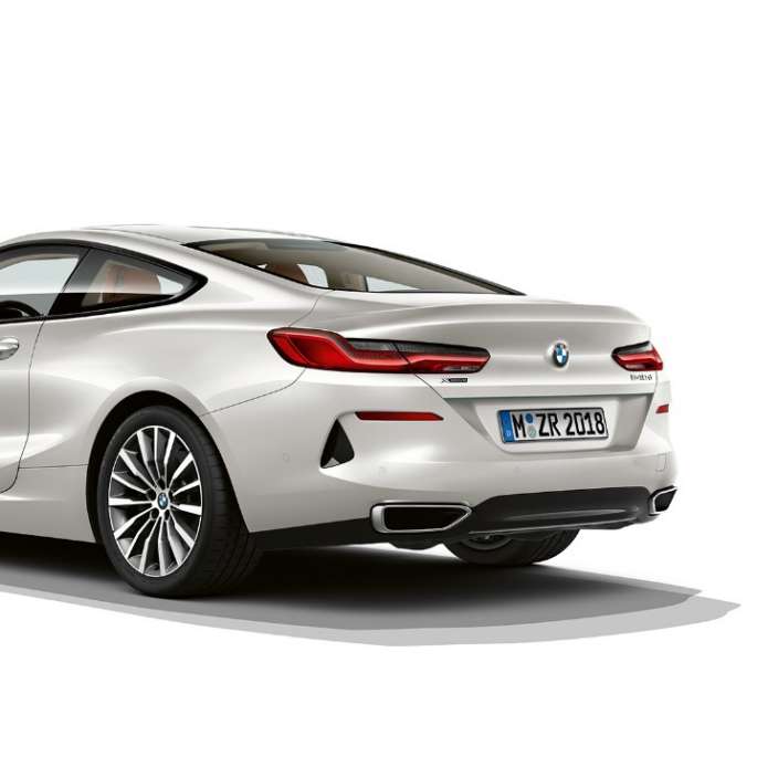 BMW 8er Coupé, Dreiviertel-Hechansicht G15. BMW 8er Coupé, Mineralweiß metallic, Dreiviertel-Hechansicht G15.