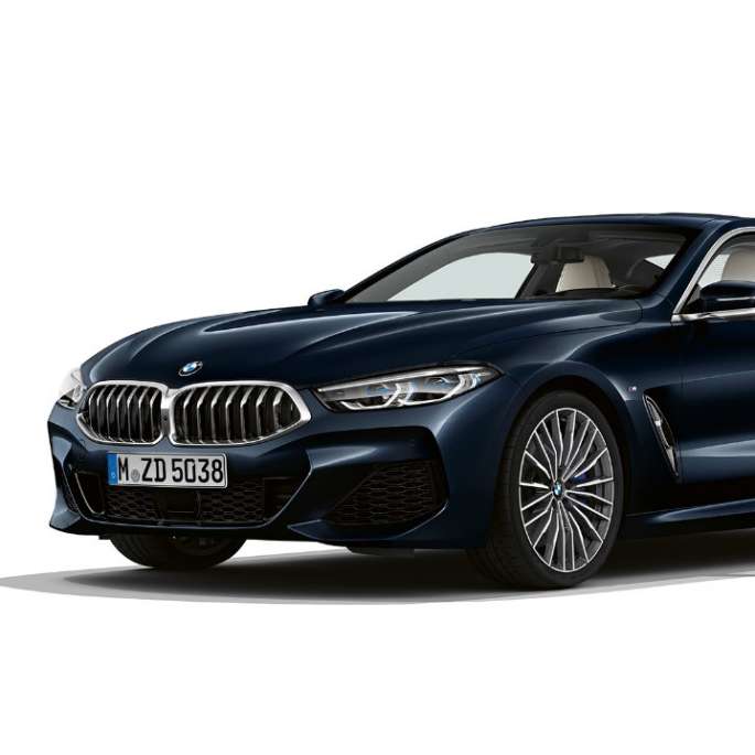 BMW 8er Coupé, Dreiviertel-Frontansicht G15. BMW 8er Coupé, Carbonschwarz metallic, Dreiviertel-Frontansicht G15.
