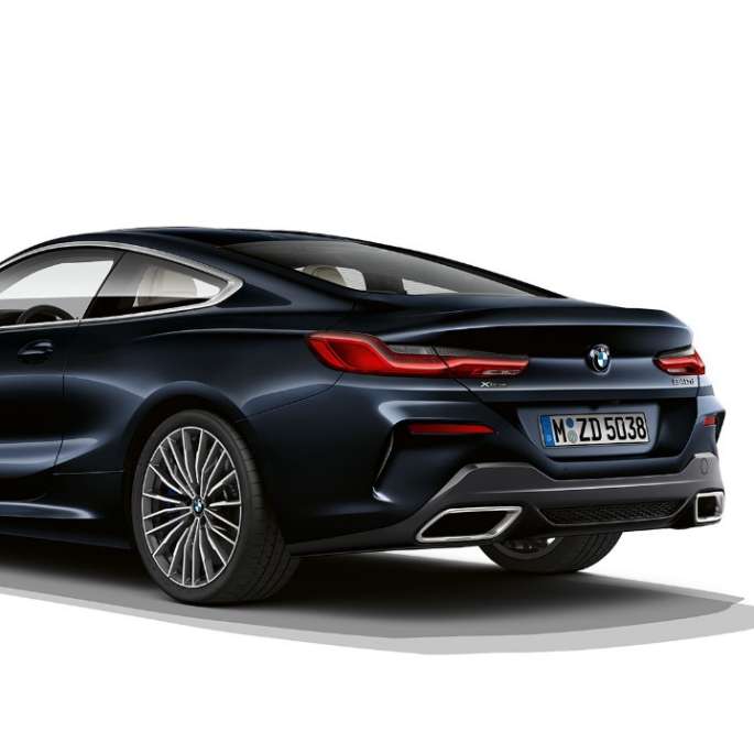 BMW 8er Coupé, Dreiviertel-Heckansicht G15. BMW 8er Coupé, Carbonschwarz metallic, Dreiviertel-Heckansicht G15.