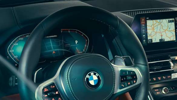Instrumentendisplay G15. BMW 8er Coupé, Cockpit, Lenkrad mit Instrumentendisplay G15.