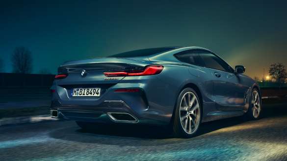 Auspuffendrohre und Hinterräder G15. BMW 8er Coupé, untere Heckansicht, Auspuffendrohre und Hinterräder G15.