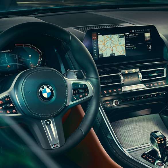 BMW 8er Coupé, Cockpit G15. BMW 8er Coupé, Cockpit, Nahaufnahme mit Lenkrad und Control Display G15.