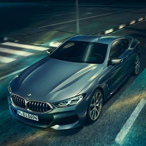 BMW 8er Coupé, Dreiviertel-Frontansicht G15. BMW 8er Coupé, Dreiviertel-Frontansicht, Standaufnahme mit Blick auf Motorhaube G15.