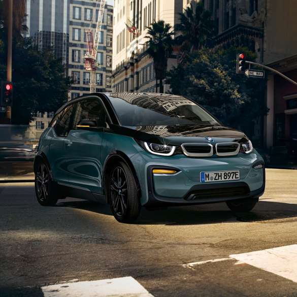 BMW i3 2018 Dreiviertel-Frontansicht fahrend I01 BMW i3 I01 2018 Jucarobeige mit Akzent Frozen Grey metallic Dreiviertel-Frontansicht fahrend in urbaner Kulisse
