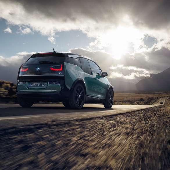 BMW i3 2018 Dreiviertel-Heckansicht fahrend auf Landstraße I01 BMW i3 I01 2018 Jucarobeige mit Akzent Frozen Grey metallic Dreiviertel-Heckansicht fahrend auf Landstraße