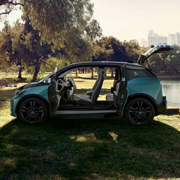 BMW i3 2018 Seitenansicht mit geöffneten Türen I01 BMW i3 I01 2018 Jucarobeige mit Akzent Frozen Grey metallic Seitenansicht mit geöffneten Türen