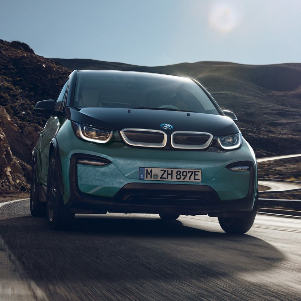 BMW i3 2018 Seitenansicht fahrend I01 BMW i3 I01 2018 Jucarobeige mit Akzent Frozen Grey metallic Seitenansicht fahrend in urbaner Kulisse