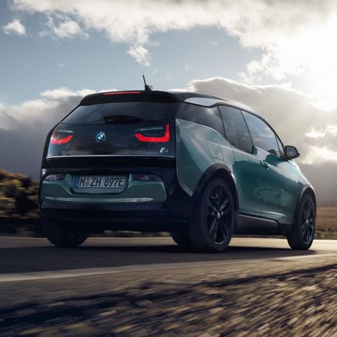 BMW i3 2018 Jucarobeige Dreiviertel-Heckansicht fahrend auf Landstraße I01 BMW i3 I01 2018 Jucarobeige mit Akzent Frozen Grey metallic Dreiviertel-Heckansicht fahrend auf Landstraße