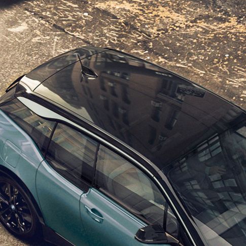 BMW i3 2018 Carbondach I01 BMW i3 I01 2018 Jucarobeige mit Akzent Frozen Grey metallic Vogelperspektive Carbondach