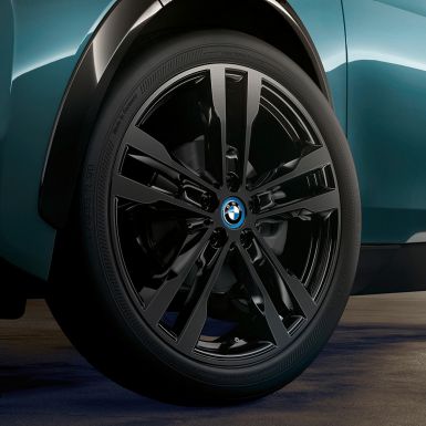 BMW i3 2018 Leichtmetallrad I01 BMW i3 I01 2018 Jucarobeige mit Akzent Frozen Grey metallic Nahaufnahme Leichtmetallrad Felge
