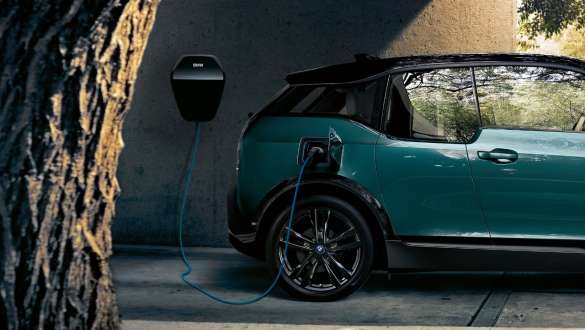 BMW i3 I01 2018 an BMW Wallbox BMW i3 I01 2018 Blue Ridge Mountain mit Akzent Frozen Grey metallic ladend an BMW Wallbox