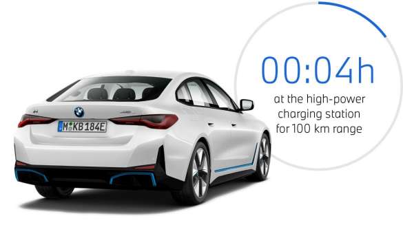 BMW i4 eDrive40 G26 2021 Dreviertel-Heckansicht mit Grafk zur Ladedauer BMW i4 eDrive40 G26 2021 Dreviertel-Heckansicht mit Grafk zur Ladedauer