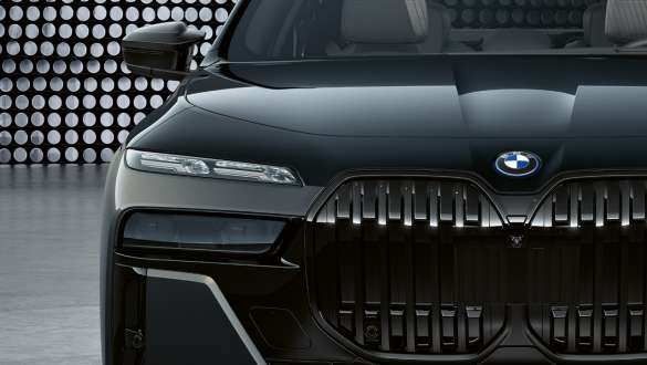 Markante Frontgestaltung BMW M760e xDrive Limousine G70 Frontklappe und Niere mit M Logo BMW M760e xDrive Limousine G70 BMW Individual Two-Tone Lackierung Saphirschwarz metallic BMW Individual Dravitgrau metallic Nahaufnahme