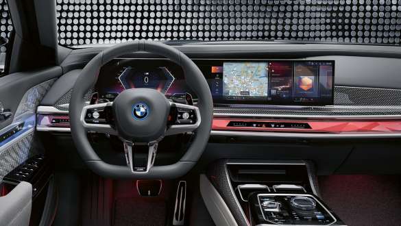 Nachbuchbare Funktionen BMW M760e xDrive Limousine G70 Nachbuchbare Funktionen BMW M760e xDrive Limousine G70 Nahaufnahme Display