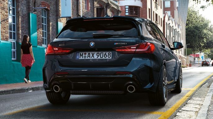 BMW M135i xDrive, Heckansicht. BMW M135i xDrive in Saphirschwarz metallic Heckansicht parkend.