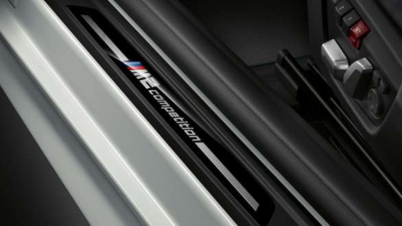Einstiegsleiste BMW M2 Competition F87 Einstiegsleiste mit M2 Competition Schriftzug BMW M2 Competition F87 2018 Hockenheim Silber metallic Innenraum