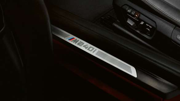 Einstiegsleisten mit M240i Schriftzug BMW M240i Coupé F22 Einstiegsleisten mit M240i Schriftzug BMW M240i Coupé F22 2017 Sunset Orange metallic Nahaufnahme