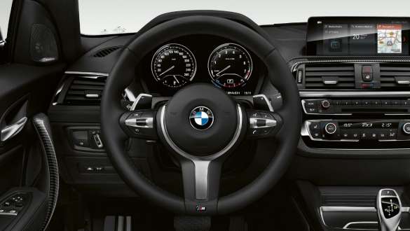 Variable Sportlenkung BMW M240i Coupé F22 Variable Sportlenkung BMW M240i Coupé F22 2017 Sunset Orange metallic Nahaufnahme