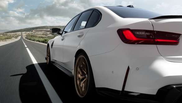 Gewichtreduzierung BMW M3 CS G80 BMW M3 CS G80 Gewichtsreduzierung Dreiviertel Heckansicht fahrend auf der Straße